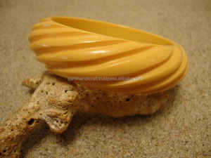 Brazalete de resina iridiscente amarillo menta y ámbar fresco, joyería llamativa - Product Image 6