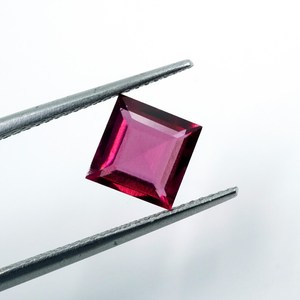 พลอยเบอร์ริลสีชมพูแดง HAYAAT GEMS น้ำหนัก 1.50 กะรัต ผลิตในห้องปฏิบัติการ รูปทรงเหลี่ยมเพชรพลอย สำหรับทำเครื่องประดับ แหล่งกำเนิดราชสถาน - Product Image 5