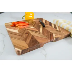 Planche à découper ronde en bois artisanale avec support pour couteau, écologique, compatible lave-vaisselle, pièce unique pour la cuisine - Product Image 4