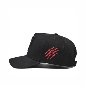 Gorra de Béisbol Negra de 6 Paneles con Logotipo Rojo, Cierre Ajustable con Velcro, Estilo Urbano para Hombre, Tela de Malla con Decoración Desgarrada - Product Image 3