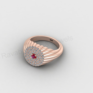 Anillo de sello para mujer, moderno, de plata chapada en oro de 18K, con cuarzo rubí pavé de 13mm y banda texturizada con circonitas cúbicas, de diseño. - Product Image 4