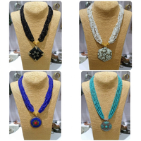 Collier élégant pour femmes de style bohème indien SK NOOR SONS avec perles de verre colorées et grande pierre saphir pour la fabrication de bijoux Delhi