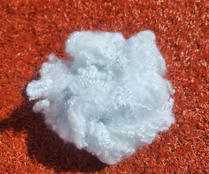 Fibra Discontinua Hueca Conjugada HCS de 7Dx64mm y 32mm, 100% Poliéster, Antiestática, Reciclable, para Relleno y Hilado en Materiales No Tejidos - Product Image 1