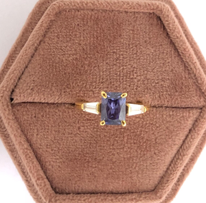 Bague de fiançailles en or jaune 10K massif avec saphir bleu taille radiant solitaire et baguettes latérales taille conique en zircon cubique – Cadeau idéal - Product Image 2