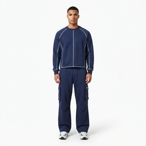Conjunto Deportivo de Dos Piezas para Hombre, Sudadera Azul Marino con Cuello Redondo y Pantalones Jogger Cargo, Costuras en Contraste, Estilo Casual Urbano - Product Image 1