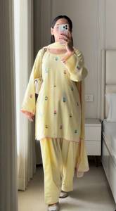 Traje Salwar Amarillo para Mujer, Estilo Romano, de Algodón Chanderi, con Bordado de Lentejuelas, Costuras Florales, Corte Regular, Tradicional Indio-Pakistaní - Product Image 1