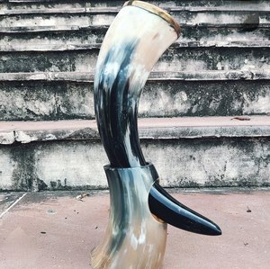 Jarra de cerveza de cuerno natural de estilo moderno con diseño grabado personalizado para beber cerveza o vino, estilo vikingo, al mejor precio. - Product Image 5