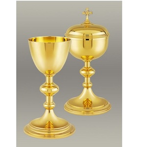 Cáliz y Ciborio de Metal con Acabado Dorado de Lujo para la Comunión y Ceremonias Eucarísticas - Product Image 2