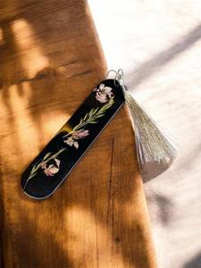 Marque-page en résine florale transparente pour femmes, marque-pages mignons avec pompons - Product Image 4