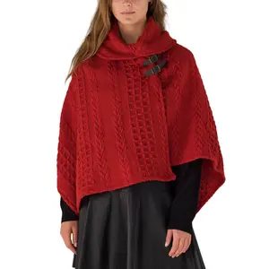 Poncho con colletto a scialle con cavo Aran HDAR24008 con fibbia in pelle