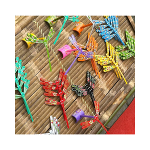 Venta al por mayor de juguetes de libélulas de bambú ecológicos tradicionales Vietchoice, pintados a mano con arte folclórico, color personalizado, precio económico. - Product Image 1
