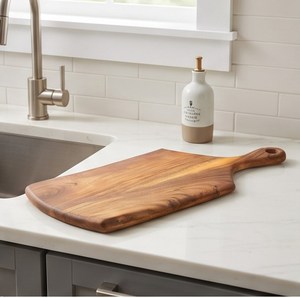 Tabla de cortar rectangular contemporánea de madera natural con asa y orificio para colgar - Product Image 2