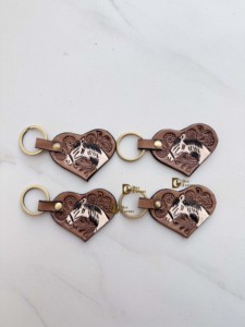 Porte-clés en cuir artisanal le plus vendu, motif zèbre, en forme de cœur, en cuir de vache, boucles d'oreilles porte-clés, vente chaude, accessoire cadeau unisexe - Product Image 1