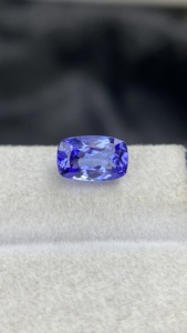 Pierre naturelle certifiée Tanzanite Long Cushion Cut, très exceptionnelle, avec une couleur et un lustre excellents, Zoisite naturelle, 1,91 carat, loupe. - Product Image 5