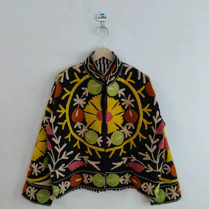 Veste noire brodée à la main Suzani, style unique, veste artisanale, manteau floral pour femme, nouveau style, veste bohème Suzani, cadeau - Product Image 1