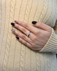 Elegante Anillo Toi et Moi de Dos Piedras con Esmeralda y Diamantes Simulados de Corte Pera en Banda de Plata Pulida para Mujer, Talla Siete - Product Image 1