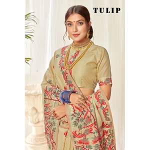 Sari en lin et coton Tulip avec large bordure et pallu à motifs de perroquets et de fleurs pour mariage - Product Image 1