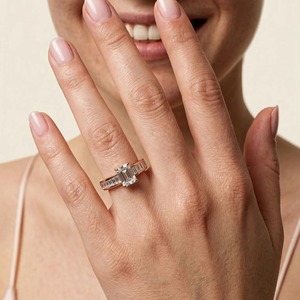 Anillo de Compromiso de Oro de 14K con Diamante Cultivado en Laboratorio de Corte Esmeralda de 3.50 CT, con 4 Puntas y Piedras Laterales Baguette Engastadas en Canal (Lujoso) - Product Image 4