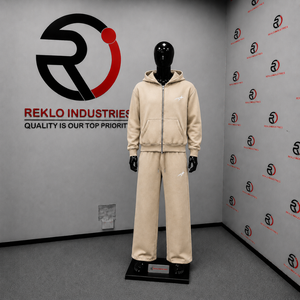 Ensemble de survêtement premium beige à capuche zippé pour homme, personnalisable avec logo, en molleton décontracté, deux pièces, style streetwear et sportswear, vente en gros - Product Image 3