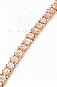 Pulsera de oro rosa con diamantes y patrón geométrico que alternan entre eslabones abiertos y motivos de diamantes, joyería fina de lujo moderna. - Product Image 4