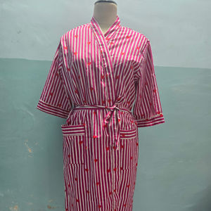 ชุดคลุมกิโมโนผ้าฝ้ายพิมพ์ลายหัวใจสีชมพู ชุดคลุมอาบน้ำกิโมโนผ้าฝ้ายอินเดีย ชุดคลุมยาวสำหรับผู้หญิงใส่ในฤดูร้อน ชุดคลุมสำหรับเพื่อนเจ้าสาว - Product Image 1