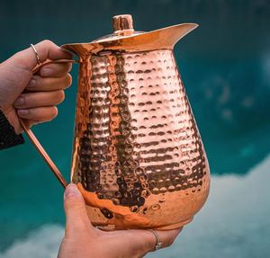 Ensemble de carafes en cuivre pour servir l'eau, un ensemble métallique élégant et luxueux pour les traditions de la restauration, avec verres, durable et réutilisable, pour la cuisine et la salle à manger. - Product Image 5