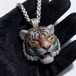 Pendentif Tête de Tigre en Moissanite, Montre de Luxe en Argent 925 avec Diamants pour Hommes, Design Élégant, Disponible à la Vente – Offre Spéciale - Product Image 4