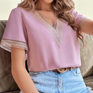 Haut à col en V pour femme, manches courtes, bordure en dentelle, couleur unie, décontracté, été, en viscose et polyester doux, pull-over - Product Image 4