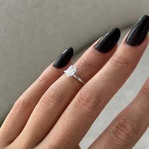 Anillo Solitario Delgado Minimalista con Diamante Cultivado en Laboratorio de 1 Quilate, Corte Cojín Alargado, E VVS2, Certificado IGI - Product Image 3