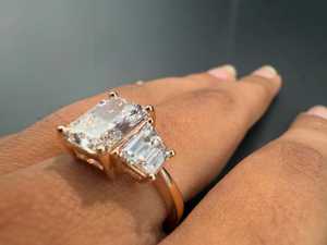 Bague unique en moissanite taille radiant avec pierres latérales trapézoïdales pour femme, en argent 925 original, pour cadeau de promesse de mariage ou pour elle - Product Image 2