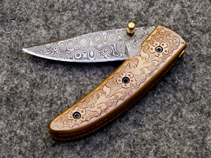 Cuchillo Plegable de Acero de Damasco Hecho a Mano con Mango de Latón Grabado y Funda de Cuero - Cuchillo de Bolsillo EDC Personalizado con Bloqueo Liner Lock - Product Image 4