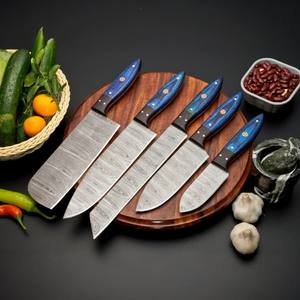 Ensemble de couteaux de cuisine en acier Damas personnalisé de 5 pièces, ensemble de couteaux de chef japonais avec manche en bois bleu, couteaux de cuisine professionnels - Product Image 1