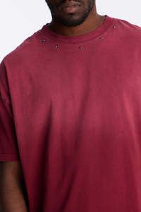 T-shirt homme surdimensionné en coton teint en pièce 100% avec détails œillets personnalisés, ourlet découpé, clous et col orné, style Hip Hop - Product Image 2