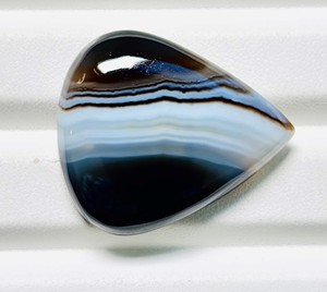 Cabochons d'agate naturelle noire à bandes, formes variées, faits à la main, vente en gros en vrac pour la fabrication de bijoux, directement de l'usine - Product Image 4