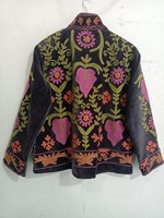Magnifique veste pour femme en velours noir brodée Suzani, style ethnique bohème, motif floral, manteau d'hiver, une pièce essentielle de la mode indienne