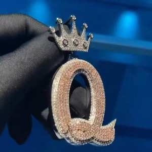 Colgante de Lujo con Letra Q de Moissanita y Corona, Collar con Inicial Estilo Hip Hop, Joyería Personalizada con Letras del Alfabeto - Product Image 2