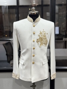 Manteau Prince Blanc de Luxe pour Hommes avec Broderie Dorée d'Éléphant Faite à la Main, Designer Bandhgala Jodhpuri pour Réception de Mariage - Product Image 1
