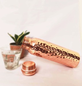 Bouteille d'eau en cuivre de qualité supérieure, durable, pour une meilleure hydratation, une digestion améliorée et des bienfaits pour la santé globale, idéale pour un usage quotidien. - Product Image 2