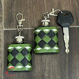 Nouvelle gourde de poche en cuir quadrillé gravé, design exclusif, pour la March Expo, vente en gros, mini gourde personnalisée avec clip porte-clés, idéale pour les cadeaux promotionnels - Product Image 1