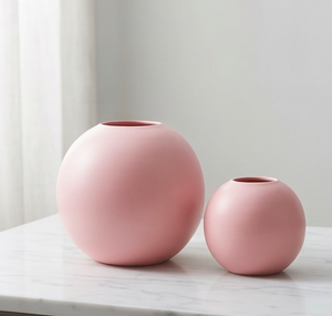 Ensemble de 2 vases ronds en métal rose mat, décoratifs, parfaits pour la décoration de table, les coins de bureau ou les arrangements de mariage. - Product Image 1