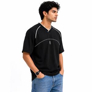 เสื้อยืดกีฬาคอวีสีดำสำหรับผู้ชายพร้อมแถบตัดสี - Product Image 4