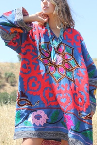 Glorious Tribal Folkie Bohème antique brodé à la main suzani tunique col en v manches cloche belle conception de lotus avant - Product Image 5
