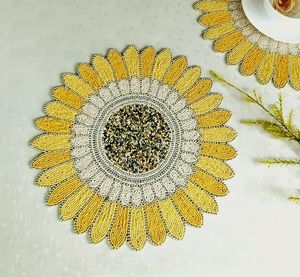 Salvamantel redondo con cuentas y rayas radiales en blanco y negro para mesa de cristal, ideal para cenas, bodas, fiestas y eventos, con borde festoneado. - Product Image 4