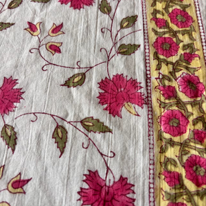 Tela de Algodón Estampada a Mano con Diseño Floral y Borde en Contraste - Product Image 2