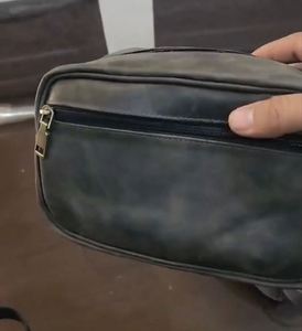 Trousse de Toilette et Organisateur de Voyage en Cuir Gris Véritable avec Pochette à Main et Fermeture Éclair Sécurisée pour Hommes – Pochette de Lavage Décontractée et Tendance - Product Image 1