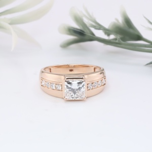 Anillo de Hombre Clásico de Oro Rosa con Diamante Cultivado en Laboratorio, Corte Princesa, Engaste Solitario en Bisel, Anillo de Boda, Joyería Fina - Product Image 1
