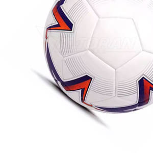 Ballon de football durable conçu sur mesure avec couleurs et logo personnalisés pour l'entraînement et les matchs - Product Image 3