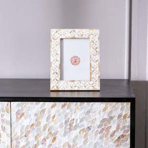 กรอบรูปตั้งโต๊ะทรงสี่เหลี่ยมผืนผ้าประดับมุกแท้ งานฝีมือ Bela Artisan ตกแต่งด้วยลวดลายหรูหรา สำหรับตกแต่งบ้าน - Product Image 2