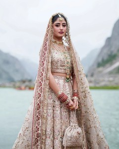 Robe de mariée beige brodée Lehenga Choli avec voile, style sequins, tenue pour occasions spéciales pour femmes - Product Image 3