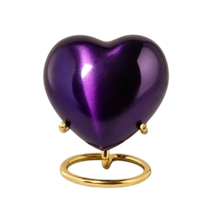 Pour Toujours dans Mon Cœur : Urne funéraire minimaliste en forme de cœur violet métallique – Jeton commémoratif décoratif en laiton avec base de présentation - Product Image 1